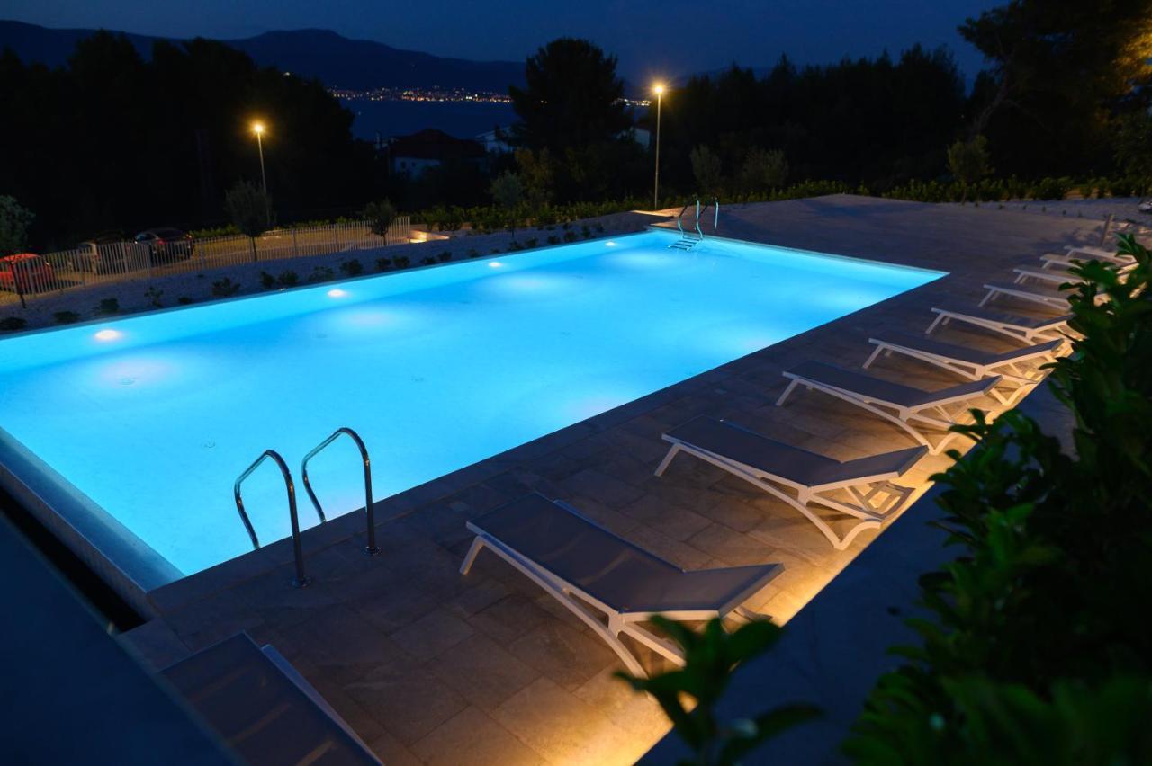 Malo More Resort Arbanija Exterior foto